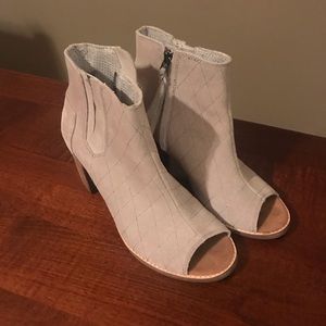 Tom’s light gray suede boots.